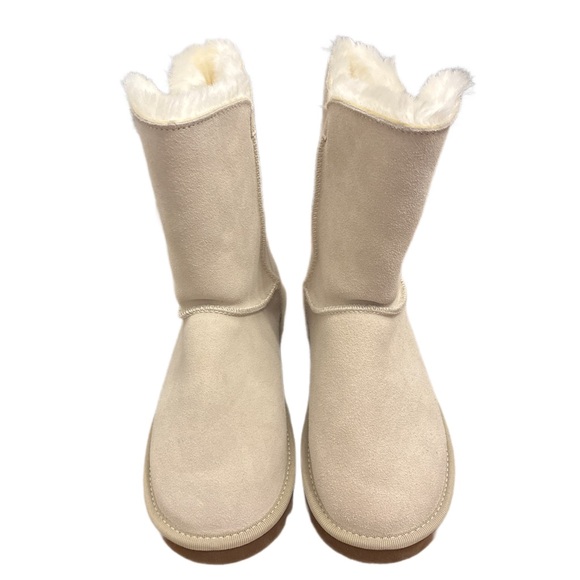 UGG NWOT Classic Bailey Button Suede Boots in Sand Size 7 - Picture 2 of 6